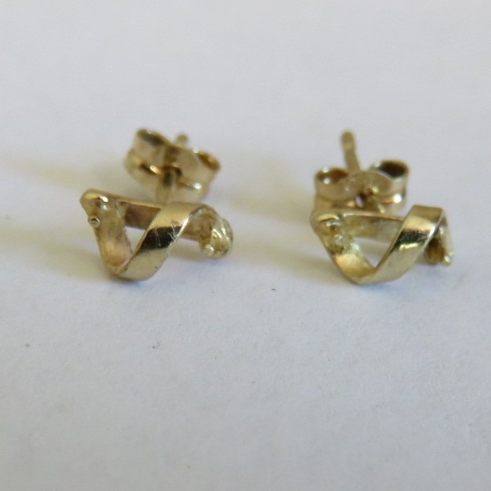 9K Yellow Gold Twisted Ribbon Stud Earrings with Loose Faux Pearl Beads 0.46g